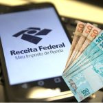 celular com o app da Receita Federal Imposto de Renda