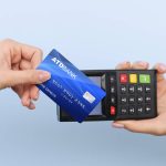 passando cartão de crédito na maquininha do Bolsa Família