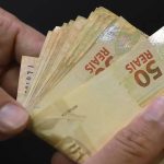Dinheiro na mão de aposentado do INSS