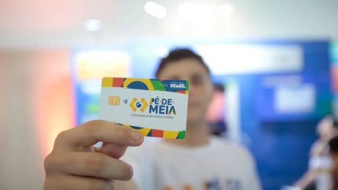Pé-de-Meia 2026 começa a liberar R$ 200 nesta no país; veja quem recebe primeiro Cartão do programa Pé-de-Meia