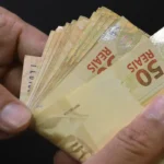 Aposentado do INSS contando dinheiro
