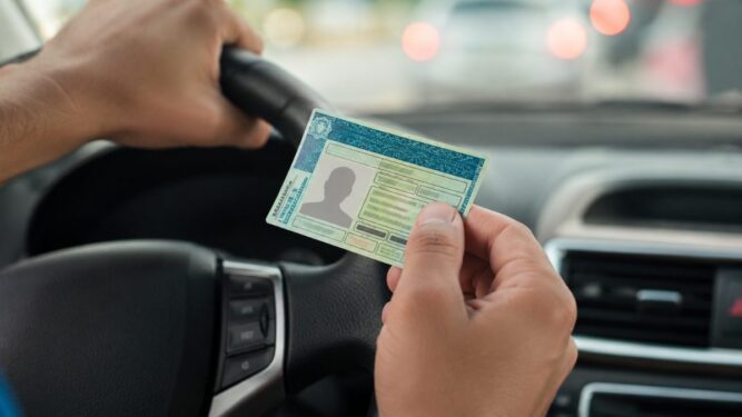 Advogada explica o que fazer após receber notificação de suspensão da CNH Advogada explica o que fazer após receber notificação de suspensão da CNH