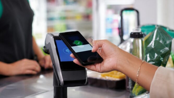 Banco Central acaba com limite de R$ 500 do Pix por aproximação; veja o que muda para quem paga compras pelo celular Banco Central retira limite de R$ 500 do Pix por aproximação