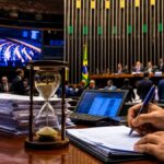 Proposta abre votação popular para deputados trabalharem 52h semanais recebendo apenas um salário mínimo