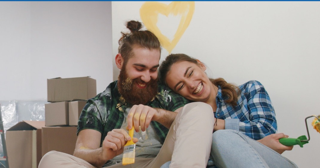 Casal reformando a casa pelo Reforma Casa Brasil