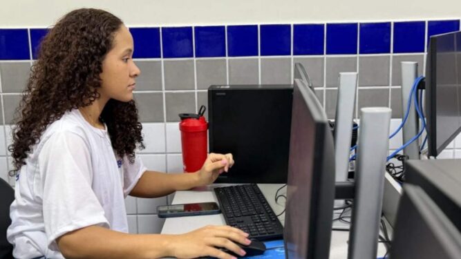 Senai abre 5 mil vagas para cursos gratuitos e oferece bolsa de até R$ 800 Senai abre 5 mil vagas para cursos gratuitos e oferece bolsa de até R$ 800
