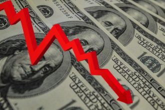 Dólar opera com leve variação em 24 de julho, impactado por tarifas e agenda econômica