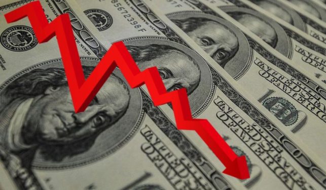 Dólar opera com leve variação em 24 de julho, impactado por tarifas e agenda econômica