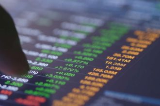 Ibovespa fecha semana com leve alta, CSN Mineração e Vale em valorização e Hapvida em queda
