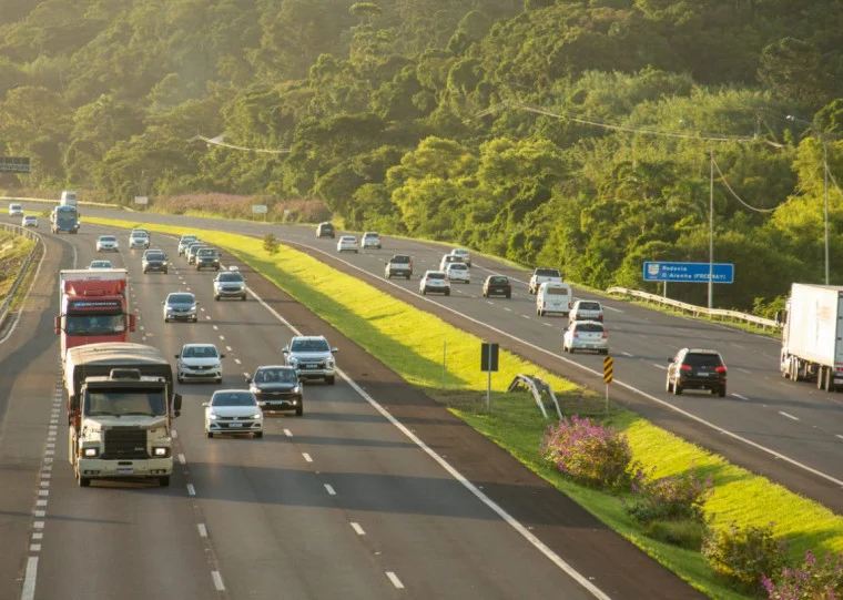 Pedágio free flow chega às rodovias de Santa Catarina em 2027 com sistema eletrônico