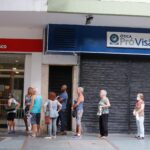 Fechamento de agências bancárias gera preocupação para aposentados em todo o país