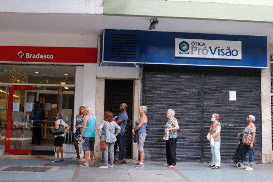 Fechamento de agências bancárias gera preocupação para aposentados em todo o país