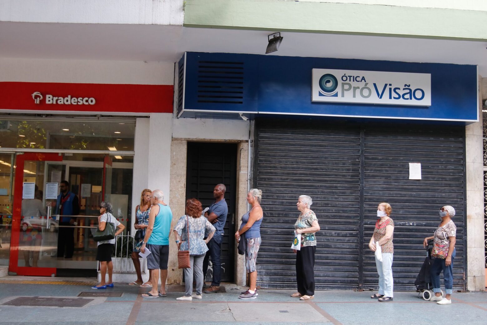 Fechamento de agências bancárias gera preocupação para aposentados em todo o país