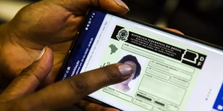 Projeto de lei pode estender período da CNH provisória para dois anos e endurecer punições Detran vai demorar 2 anos para entregar a CNH para novos motoristas, caso essa lei seja aprovada