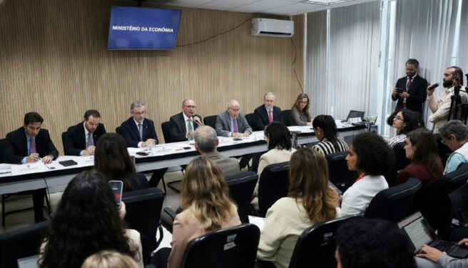 Brasil reage a tarifas dos EUA e retoma plano de apoio a setores econômicos