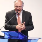 Alckmin descarta retaliação imediata aos EUA e prioriza diálogo em disputa comercial