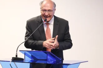 Alckmin descarta retaliação imediata aos EUA e prioriza diálogo em disputa comercial