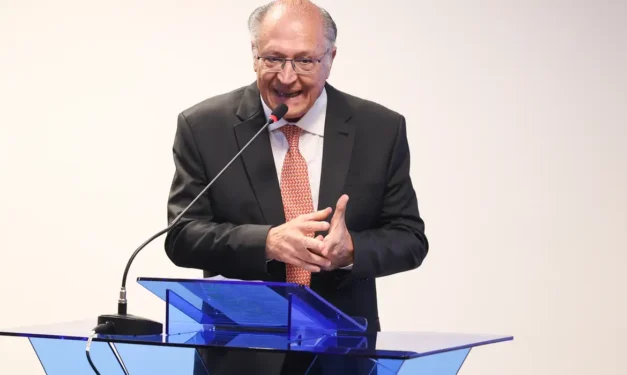 Alckmin descarta retaliação imediata aos EUA e prioriza diálogo em disputa comercial