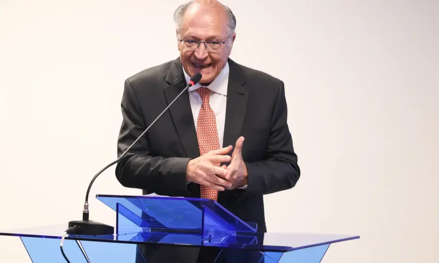 Alckmin descarta retaliação imediata aos EUA e prioriza diálogo em disputa comercial