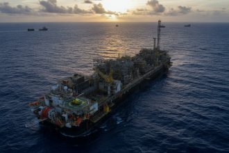 Café e petróleo entre os 471 produtos brasileiros isentos de nova tarifa dos EUA