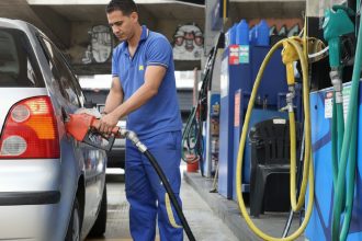 Conflito no Oriente Médio leva governo a estender subsídio de R$ 0,44 na gasolina