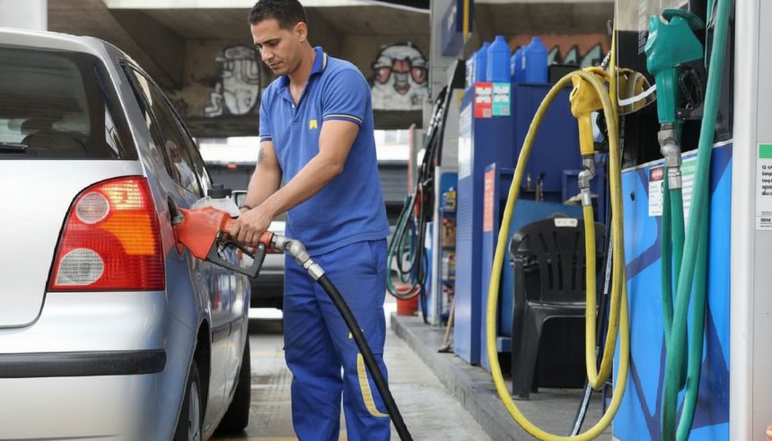 Conflito no Oriente Médio leva governo a estender subsídio de R$ 0,44 na gasolina