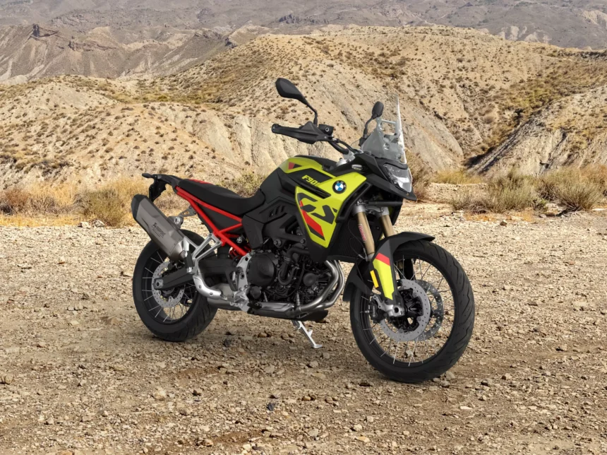 São Paulo Yellow marca a estreia da BMW F 900 GS Pro no Brasil por R$ 93.990.