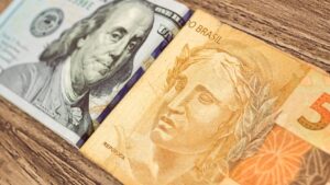 Dólar ou Selic: quanto a moeda americana precisa subir para empatar com o Brasil?