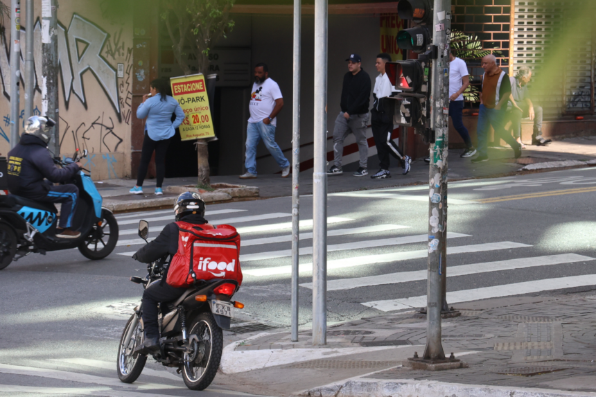 Entregadores do iFood já podem solicitar crédito de até R$ 30 mil pela CAIXA; confira as regras