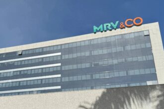 MRV registra prejuízo de R$ 627 milhões no 2T26, mas ações sobem 14% após resultados